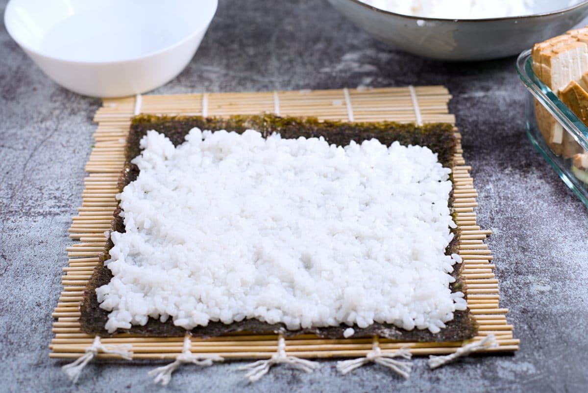 riisi levitettynä merileväarkin päälle tasaisesti.