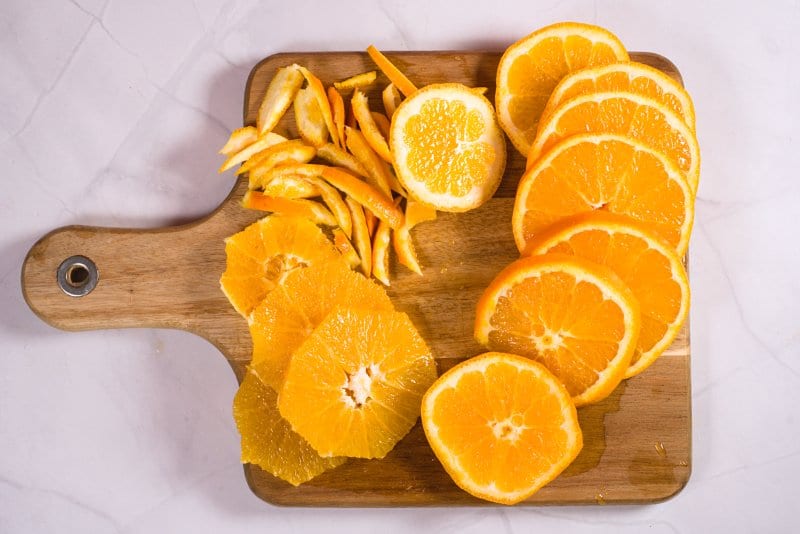 appelsiinin leikkaaminen kiekoiksi. 