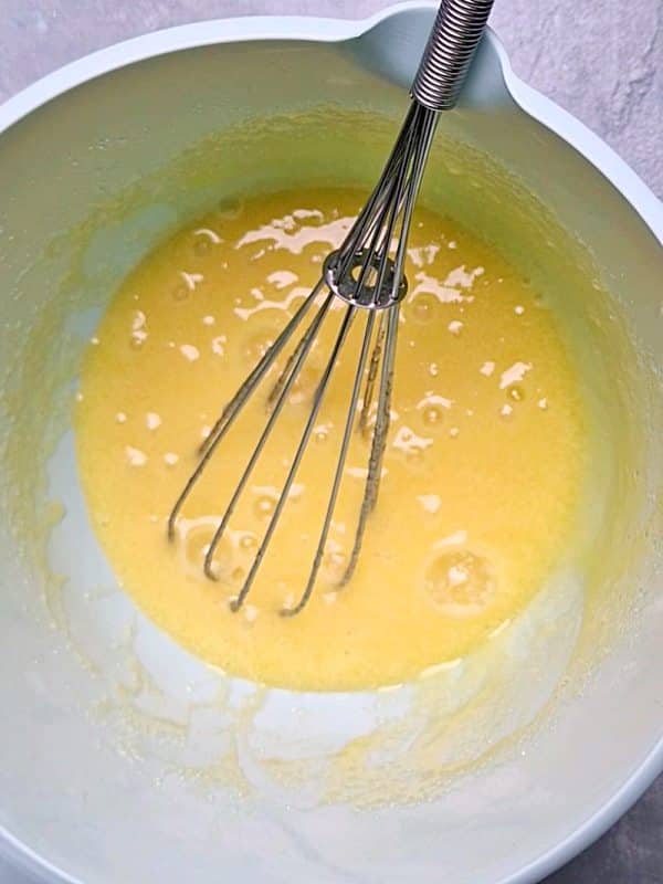 kananmunia ja sokeri sekoitettu kulhossa, lähikuva. 