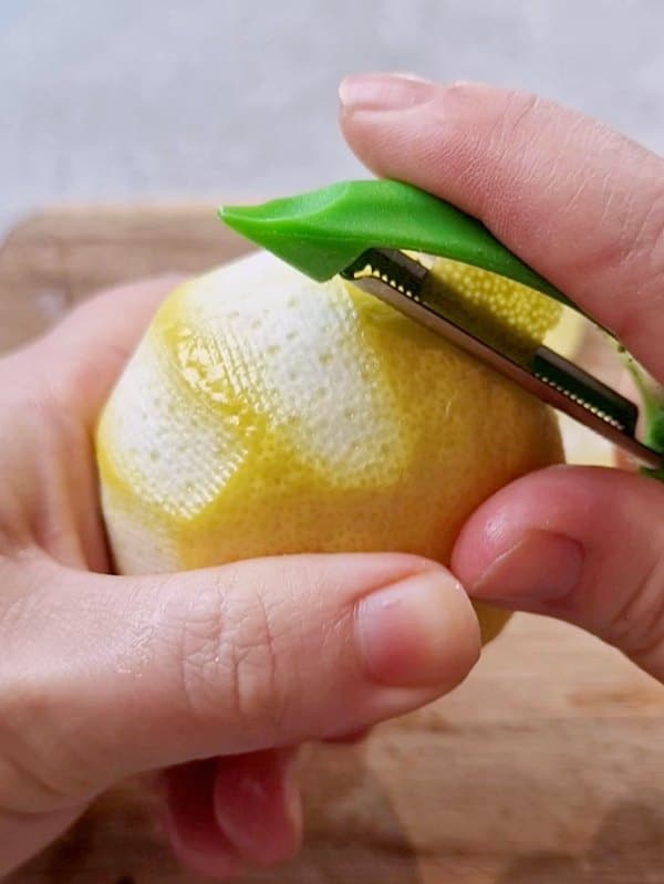 Sitruunan kuoriminen. 